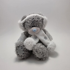 Me to You Tatty Teddy Ours de Noël sur Socle 15 cm de Haut Collection Officielle Bleu/doré/Gris Me to You Tatty Teddy Ours de Noël sur Socle 15 cm de Haut Collection Officielle Bleu/doré/Gris