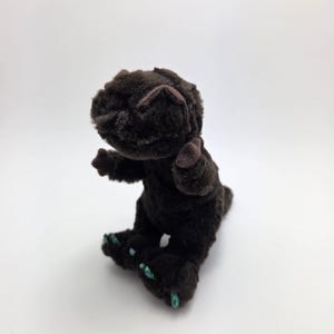 Puede incluir: Un letrero de madera rústica con el texto "Welcome to our home" en letras blancas. El letrero presenta un acabado envejecido y un diseño sencillo y acogedor, ideal para la decoración de la puerta principal.