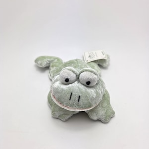Russ Plush “Warts” the Adorable Green Frog Vintage Bean Bag Plush (8 inch)