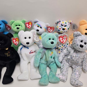 Może przedstawiać: Kolekcja dziesięciu kolorowych pluszowych zabawek Beanie Baby. Zabawki są w różnych kolorach i mają różne wzory. Niektóre zabawki mają przyczepione metki.