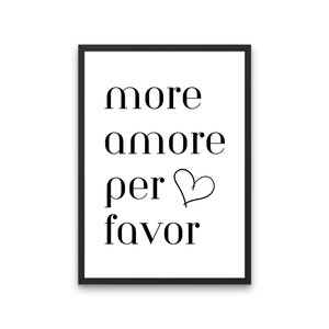 Peut inclure: Impression typographique en noir et blanc avec le texte "more amore per favor" et un petit symbole de cœur.