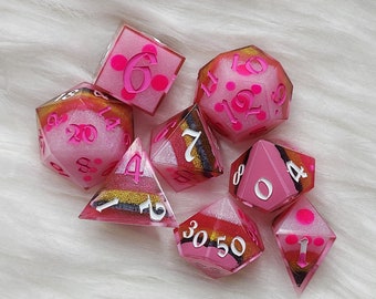 Una araña de muchos talentos D&D Dice Set / Angel Dust / Hazbin Hotel