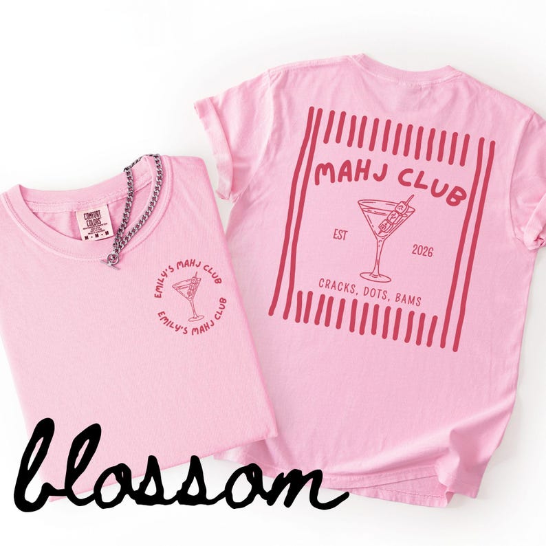 Puede incluir: Dos camisetas rosa claro con el texto "MAHJ CLUB" y un dise&ntilde;o de copa de c&oacute;ctel. Una camiseta tiene el texto "EMILY'S MAHJ CLUB" y un dise&ntilde;o de copa de c&oacute;ctel. La palabra "blossom" est&aacute; escrita en cursiva en la parte inferior.