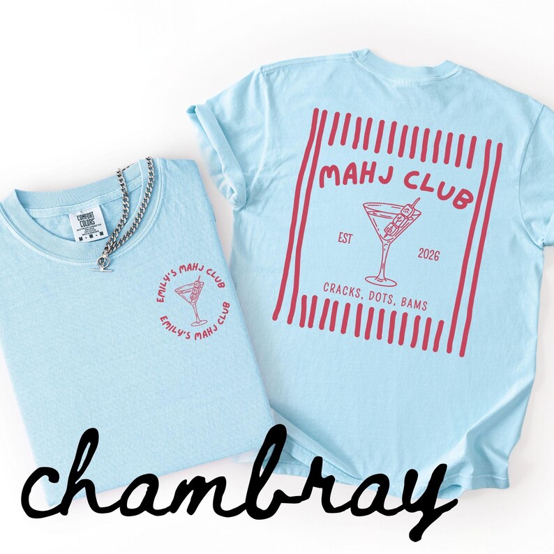 Puede incluir: Dos camisetas azul claro con gr&aacute;ficos rojos. Una camiseta tiene un logotipo frontal con una copa de c&oacute;ctel y el texto "EMILY'S MAHJ CLUB". La otra camiseta tiene un gr&aacute;fico trasero con una copa de c&oacute;ctel y el texto "MAHJ CLUB EST 2026 CRACKS, DOTS, BAMS".