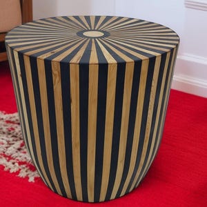 Elegante handgemaakte ronde walnotenhouten bijzettafel – moderne gestreepte houten tafel of zwarte koffiekruk, ontworpen in Marrakech, Marokko