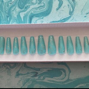 Press on nails