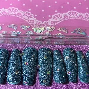 Press on nails