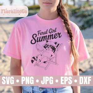 Feral Girl Summer SVG PNG, raton laveur sauvage, conception de chemise d'été opossum, plage Png, rétro été Png, citations meme drôles, sauvage Svg, fille chaude