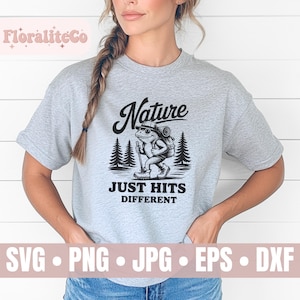 La naturaleza simplemente golpea diferentes archivos SVG PNG, diseño PNG de rana de senderismo vintage, camiseta de rana de camping, naturaleza, regalo para viajeros, archivo divertido para exteriores