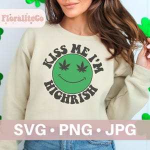 Könnte beinhalten: Beiges Sweatshirt mit einem grünen Smiley-Gesicht-Design. Das Smiley-Gesicht hat Cannabisblätter als Augen und die Worte "KISS ME I'M HIGH-RISH" in einem kreisförmigen Muster. Der untere Teil des Bildes enthält den Text "SVG • PNG • JPG".