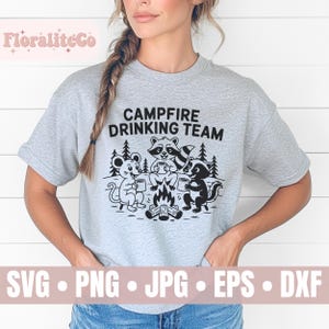 Equipo de Bebiendo en Fogata SVG PNG, Amante de la Bebida Divertida, Citas de Acampada, Aventura al Aire Libre, Amante del Acampar, Diseño de Camiseta con Mapache, Zarigüeya y Mofeta