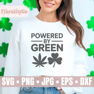 Può includere: Felpa bianca con la scritta "POWERED BY GREEN" in grigio, con una foglia di cannabis e un trifoglio. La parte inferiore dell'immagine mostra "SVG • PNG • JPG • EPS • DXF".