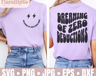 Op de afbeelding: Een paars T-shirt met een zwarte afbeelding van een smiley met bliksemschichten en de tekst "Dreaming of Zero Deductions".
