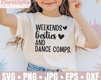 Op de afbeelding: Een wit T-shirt met zwarte tekst die "Weekends besties and dance comps." luidt met twee kleine zwarte hartjes. Het shirt wordt gedragen door een jong meisje met roze zonnebril.