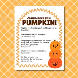 Può includere: Un cartello rettangolare bianco con la scritta "Jesus loves you, PUMPKIN!" e una pila di tre zucche arancioni con facce sorridenti. Il cartello ha un bordo ondulato giallo e si trova su uno sfondo a scacchi giallo e bianco.
