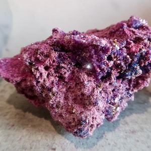 Rare et gros spécimen de rubis corindon rouge scintillant de 680 g (1,5 livre) avec inclusions de muscovite et de biotite | Rubis réactif aux UV de Birmanie |