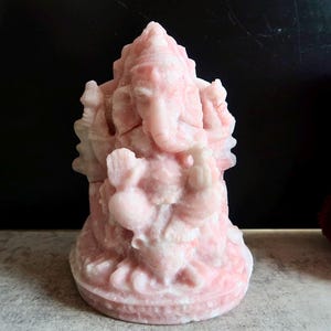 Estatua grande de Ganesha de ópalo rosa de 1,9 libras / Tallado del dios elefante hindú / Decoración de cristal / Regalo espiritual / Escultura de Ganpati para altar o yoga