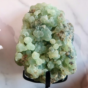 MATRIZ RARA Grande 1.6 libras. Prehnita con turmalina verde en soporte negro personalizado / Cristal curativo del chakra del corazón / Piedra mineral de protección