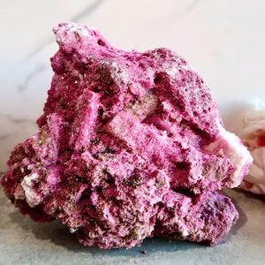 RZADKI, BŁYSZCZĄCY, BŁYSZCZĄCY, DUŻY OKAZ KLASTER RUBY Z CZERWONEGO KORUNDU, Z WTÓRZENIAMI MUSKOWITU I BIOTYTU | RUBYN REAKTYWNY NA UV Z MIRMY |