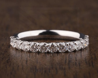 Ronde kleurloze Moissanite trouwring halve eeuwigheid 14K witgoud stapelen bijpassende trouwring gepersonaliseerd cadeau voor haar verjaardag band