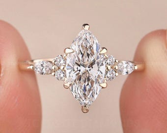 Anillo de compromiso con diamantes cultivados en laboratorio, talla marquesa, engaste de seis garras y banda con filo de inspiración vintage. Un regalo único para una propuesta de matrimonio y aniversario.