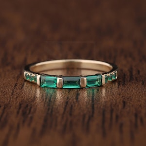 Baguette Round cut emerald wedding band Half eternity GemstoneRing Vintage rose gold ring Dainty bridal diamond ring Matching stacking ring