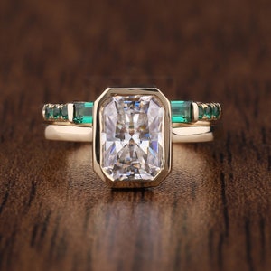 2CT Radiant Cut Colorless Moissanite Engagement Ring Green Emerald Gemstone Baguette and Round Wedding Band Anniversary Set Bridal for Her