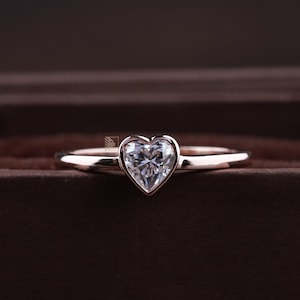Anillo con engaste de bisel de moissanita en forma de corazón Anillo de compromiso con engaste de bisel Anillo de diamantes en forma de corazón Anillo solitario de moissanita en forma de corazón Regalos de anillos minimalistas