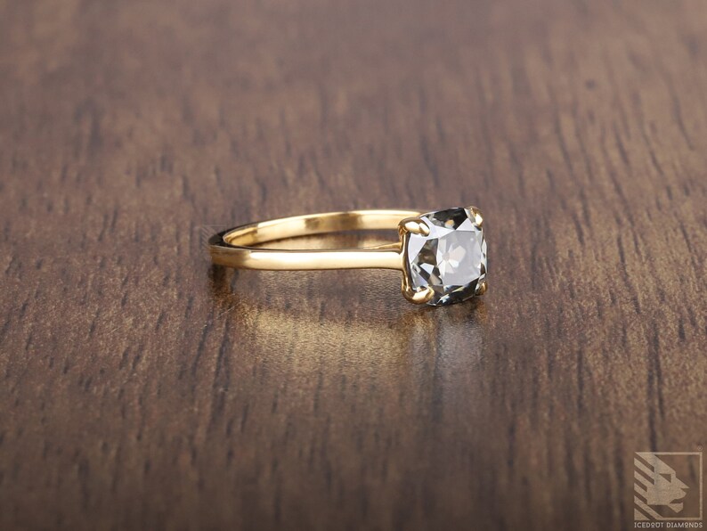 Solitaire Ring	
Stacking Ring