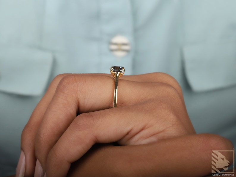 Engagement Ring	
Women's Ring