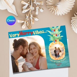 Puede incluir: Una tarjeta de Navidad con un tema tropical. La tarjeta presenta una piña con luces navideñas y una foto familiar en su interior. El texto de la tarjeta dice "Very Merry Vibes... from our family to yours The Smiths 2022".