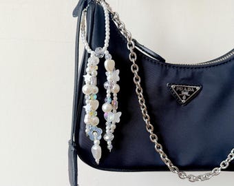 PEARL JAMZ__ pärlbesatt hörlurstillbehör | pärlbesatt hörlursberlock | berlocktillbehör | estetiska accessoarer | väskberlock | pärlbesatt berlock