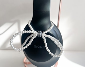 BOWZ WITH FUN__ pärlbesatt hörlurstillbehör | pärlbesatt rosettberlock | rosetttillbehör | kokett estetiska accessoarer | väskberlock | pärlbesatt berlock