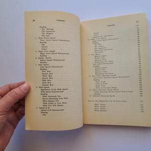 Puede incluir: Libro abierto que muestra una p&aacute;gina de contenido con t&iacute;tulos como "El Matrimonio", "La Oposici&oacute;n" y "Magic Seven Spread". Las p&aacute;ginas amarillentas sugieren un libro antiguo.