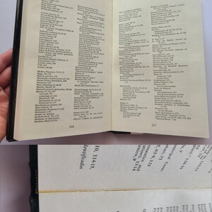 Pu&ograve; includere: Libro aperto con copertina nera, che mostra due pagine di indice. Il testo &egrave; nero su sfondo color crema. Il libro &egrave; aperto alle pagine 216 e 217, con una visione parziale delle voci dell'indice.