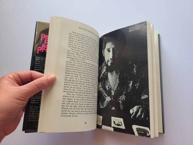 Pu&ograve; includere: Un libro aperto con immagini e testo in bianco e nero. Il libro &egrave; tenuto aperto da una mano. Il titolo del libro &egrave; "Par and Pro". Il testo sulla pagina parla di una mistica cristiana.