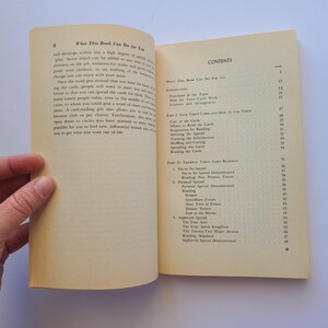 Puede incluir: Libro abierto con p&aacute;ginas amarillentas. La p&aacute;gina izquierda muestra el t&iacute;tulo "What This Book Can Do for You". La p&aacute;gina derecha enumera el contenido, con t&iacute;tulos.