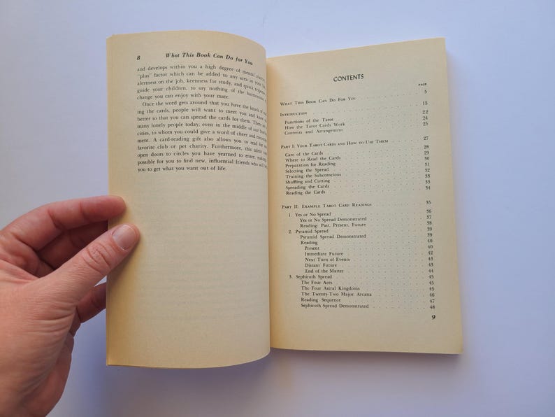 Puede incluir: Libro abierto con p&aacute;ginas amarillentas. La p&aacute;gina izquierda muestra el t&iacute;tulo "What This Book Can Do for You". La p&aacute;gina derecha enumera el contenido, con t&iacute;tulos.