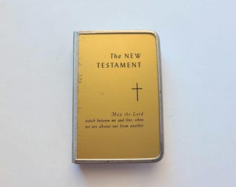 1950s Vietnam Era Heart Shield Bible / Metal Cover Pocket Bible / Vintage / The New Testament KJV / Military Ephemera