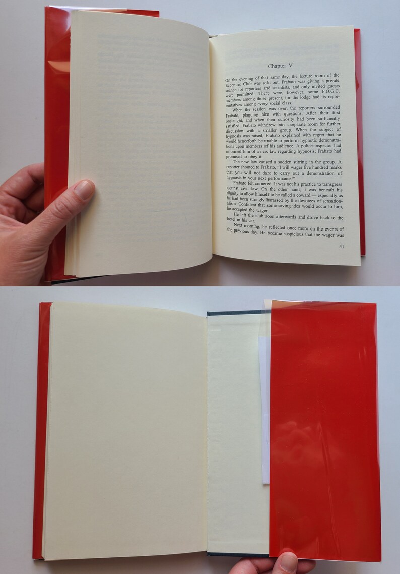 Puede incluir: Un libro abierto con una cubierta roja y p&aacute;ginas blancas. El libro se titula "Cap&iacute;tulo V". El texto de la p&aacute;gina habla de un hombre llamado Frabano que es un hipnotizador. El texto describe una apuesta hecha entre Frabano y un reportero.