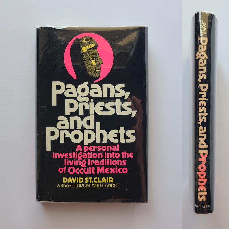 Pu&ograve; includere: Un libro vintage intitolato "Pagans, Priests, and Prophets" di David St. Clair. La copertina &egrave; nera con testo bianco e rosa e una grafica di un volto all'interno di un cerchio rosa. Anche il dorso mostra il titolo.