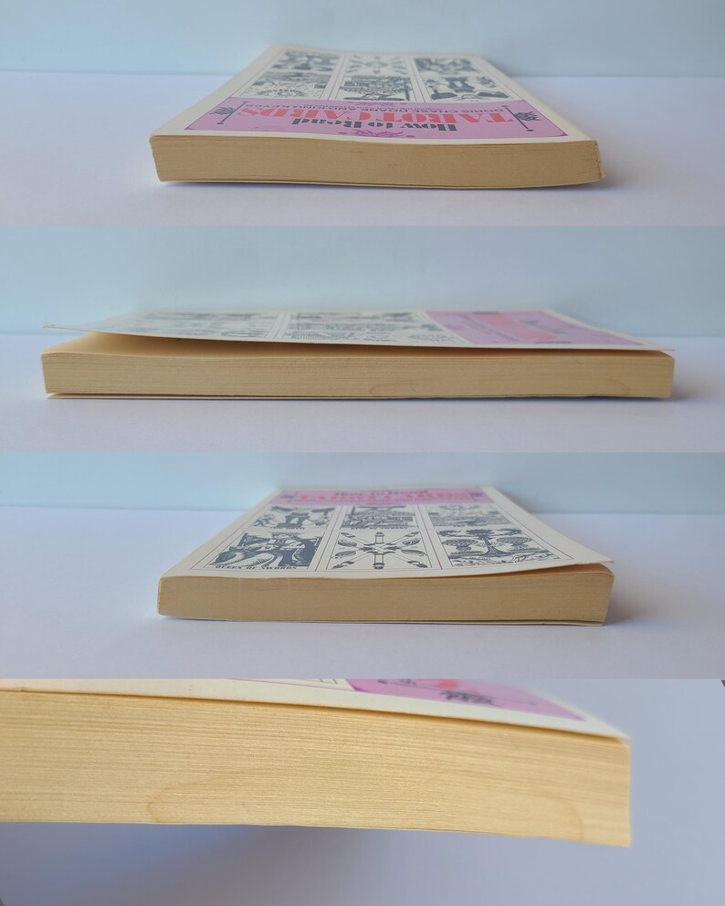 Puede incluir: Un libro antiguo titulado "How to Read Tarot Cards" con una portada rosa e ilustraciones. Las p&aacute;ginas del libro est&aacute;n amarillentas por la edad, y la portada presenta una pancarta rosa con el t&iacute;tulo e ilustraciones de cartas del tarot.