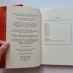 Puede incluir: Un libro titulado "Frabuto" con una cubierta roja y texto blanco. El libro est&aacute; abierto en la p&aacute;gina de contenido, que enumera los cap&iacute;tulos y sus n&uacute;meros de p&aacute;gina correspondientes. El libro es publicado por Dieter R&uuml;ggeberg Verlag.