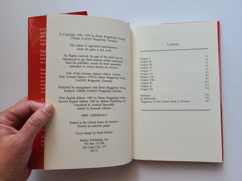 Puede incluir: Un libro titulado "Frabuto" con una cubierta roja y texto blanco. El libro est&aacute; abierto en la p&aacute;gina de contenido, que enumera los cap&iacute;tulos y sus n&uacute;meros de p&aacute;gina correspondientes. El libro es publicado por Dieter R&uuml;ggeberg Verlag.