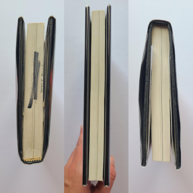 Pu&ograve; includere: Un libro con copertina rigida con una copertina nera e pagine color crema. Il dorso &egrave; visibile e il libro &egrave; aperto, rivelando il testo sulle pagine. Il libro sembra essere in buone condizioni.