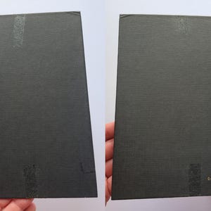Pu&ograve; includere: Un libro con copertina rigida di colore grigio scuro. Il dorso presenta la scritta dorata "Pagans, Priests, and..." di David St. Clair. Un'etichetta bianca &egrave; apposta sul dorso. Il libro &egrave; tenuto in mano.