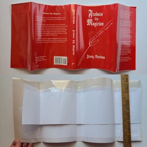 Puede incluir: Una cubierta de libro roja con el t&iacute;tulo "Frabato el Mago" y el nombre del autor "Franz Bardon". La cubierta del libro tiene un fondo blanco con un c&oacute;digo de barras negro y texto.