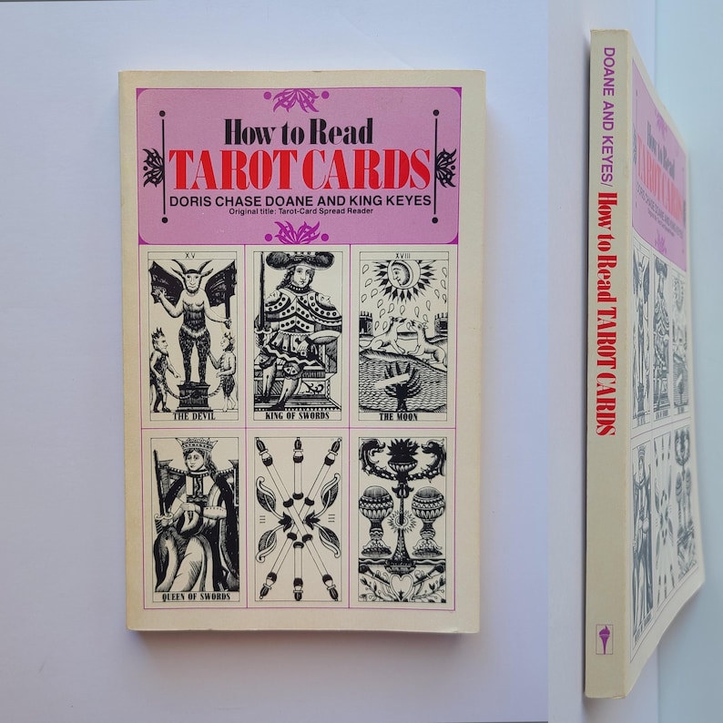 Puede incluir: Un libro antiguo titulado "How to Read Tarot Cards" de Doris Chase Doane y King Keyes. La portada presenta un fondo rosa con el t&iacute;tulo en negrita e ilustraciones de cartas del tarot. El lomo del libro tambi&eacute;n es visible.