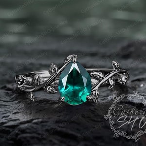 Bague de fiançailles gothique poire, émeraude, or noir 14 carats, pierre précieuse, bague de promesse, bague inspirée de la nature, bague feuille unique, cadeau bijoux fait main pour elle