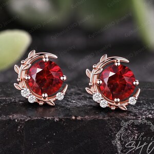 Brincos vintage de lua em rubi, estilo Art Déco, em ouro rosa maciço 14k, brincos de folha para casamento, brincos únicos com pedra preciosa vermelha inspirados na natureza, joia para presente.